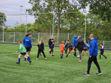 Laatste training S.K.N.W.K. JO7-1 (partijtje tegen de ouders) van maandag 27 mei 2024 (29/180)